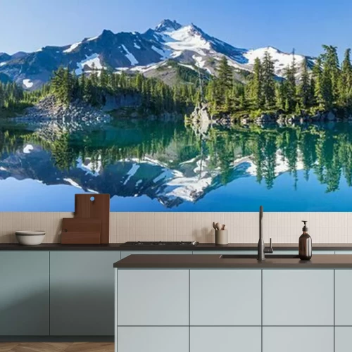 Fototapete Vulkanischer Berg im Morgenlicht spiegelt sich in ruhigem Wasser des Sees.