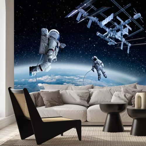 Fototapete Zwei Astronauten neben den Satellit