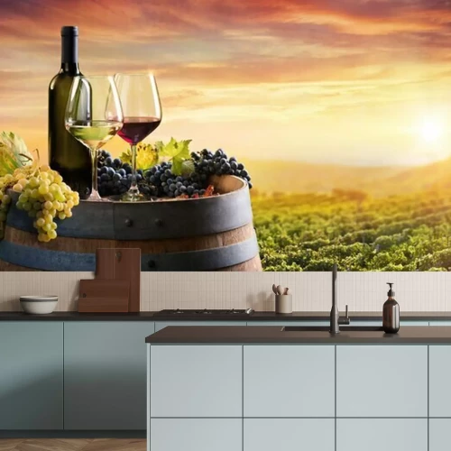 Fototapete Weinflaschen Gläser und Weintraubenfeld