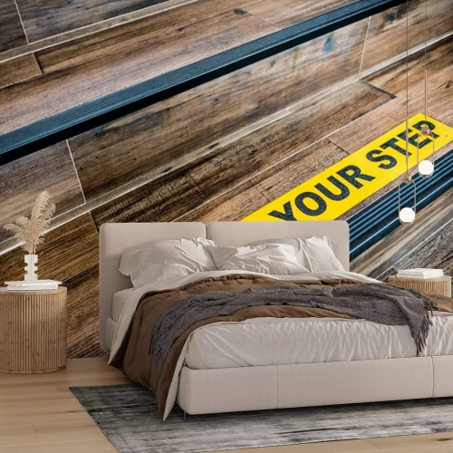 Sticker Beachten Sie Ihre Schritt Aufkleber Zeichen auf Holz Treppe geklebt. Warnungen, abstraktes oder Innenarchitekturkonzept