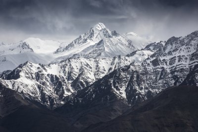 Fototapete Schneebedeckte Berge in dunklen Farben