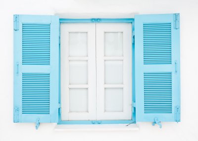 Fototapete Blaues fenster auf weißer wand