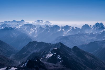 Poster Panorama von Bergen mit schneebedeckten Gipfeln