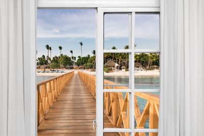 Fototapete Holzbrücke zum strand