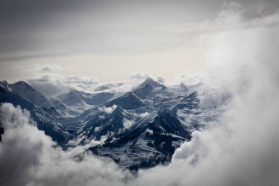 Fototapete Berge in weißen Wolken