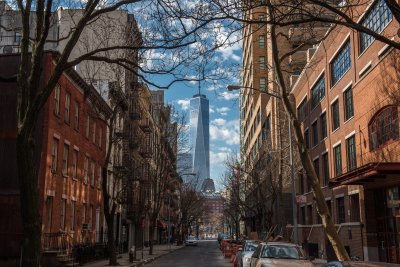 Fototapete View of One World Trade Center from Soho in New York City on a warm winter morning