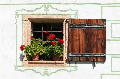 Fototapete Schönes Landhausfenster mit Blumen