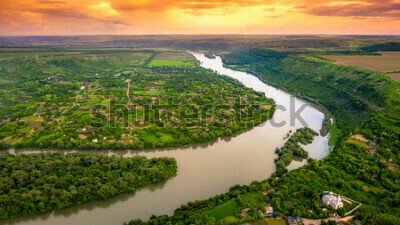 Fototapete Fluss im Wald bei Sonnenuntergang