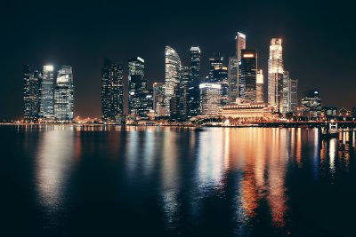 Fototapete Singapur-Skyline nachts mit städtischen Gebäuden