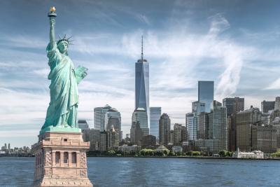 Fototapete Das Freiheitsstatue mit World Trade Center-Hintergrund, Marksteine von New York City