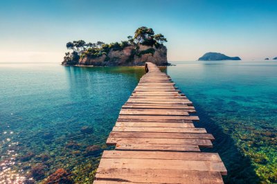 Fototapete Malerische Paradiesinsel mit einer Brücke über das blaue Meer