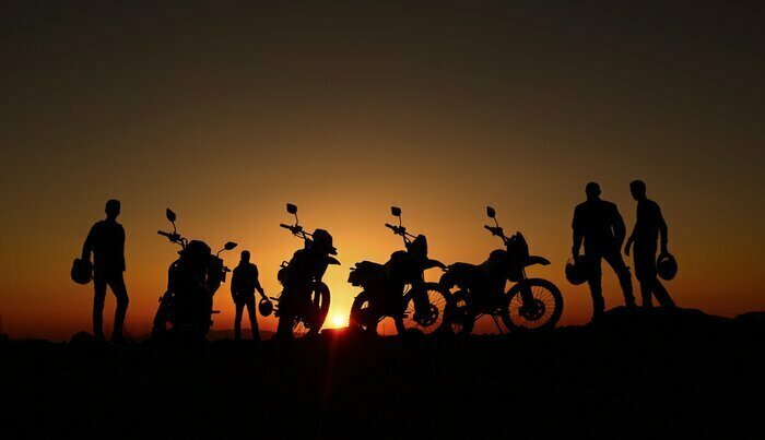 Fototapete Motorradfahrer und Motorräder bei Sonnenuntergang