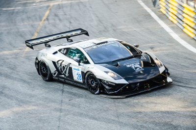 Fototapete Lamborghini schwarz auf der Rennstrecke
