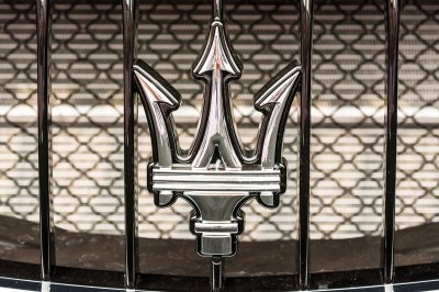 Fototapete Nahaufnahme eines Maserati-Logos