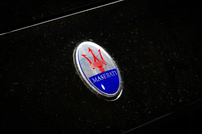 Fototapete Logo Maserati im schwarzem Hintergrund