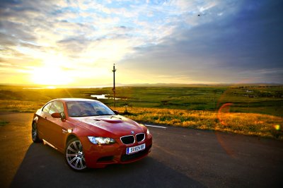 Fototapete Rotes Auto bei Sonnenuntergang