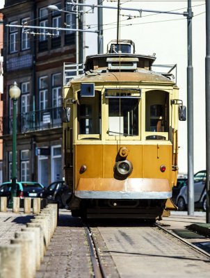Fototapete Gelbe Straßenbahn auf der Straße