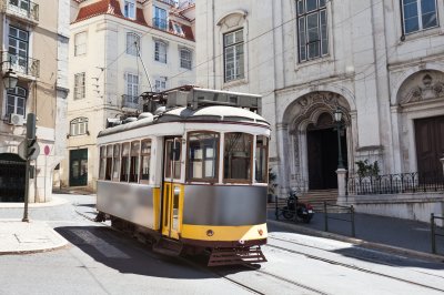 Fototapete Straßenbahn auf der Straße in Portugal