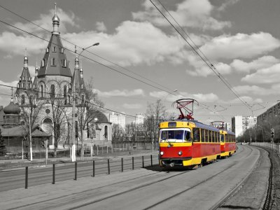 Fototapete Rot-gelbes Fahrzeug auf grauem Hintergrund