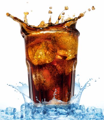 Fototapete Platschen des Getränkes im Glas