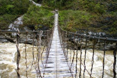 Fototapete Brücke überm Sturzbach