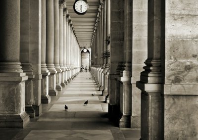 Fototapete Tunnel mit Säulen