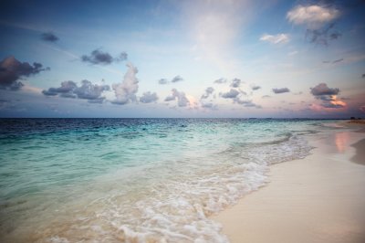 Fototapete Meeresstrand und Wolken