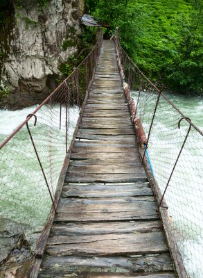 Fototapete Brücke über reißendem Fluss
