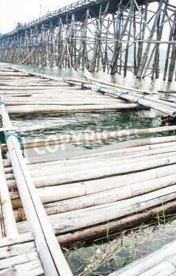 Fototapete Steg aus Bambussen in Thailand