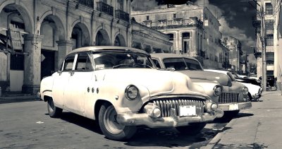 Fototapete Panoramic view of shabby old havana street with vintage classic american cars