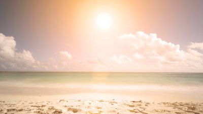 Fototapete Aufgehende Sonne über tropischem Strand