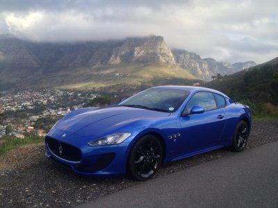 Fototapete Luxus-Maserati-Sportwagen auf einer Bergstraße