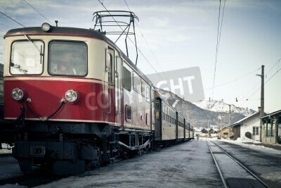 Fototapete Zug bei Bahnstation in gebirgen