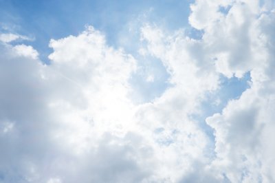 Fototapete Malerische helle Wolken