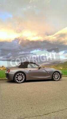 Fototapete Graues Auto gegen Himmel