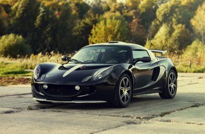 Fototapete Schwarzer Sportwagen und Natur