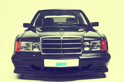 Fototapete Auto Mercedes vor gelbem Hintergrund