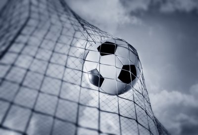 Fototapete Ball im Tor bei Dämmerung