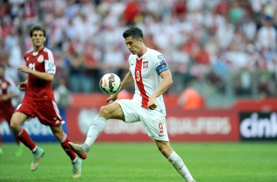 Fototapete Robert Lewandowski beim Stoßen des Balls