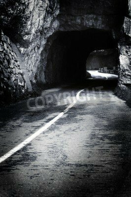 Fototapete Schwarz-weißer Tunnel im Felsen