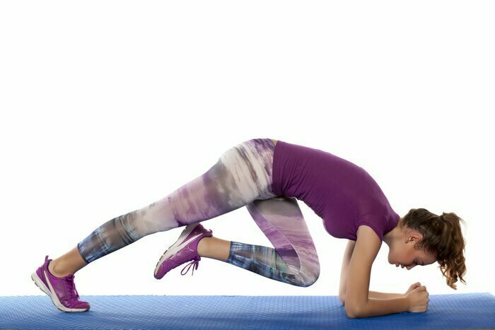 Sticker Schönes Mädchen, das Eignungübung auf weißem Hintergrund tut