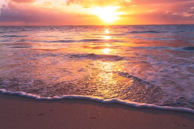 Fototapete Wellen violetter Himmel und Sonnenuntergang