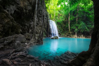 Fototapete Wasserfall mitten im Dschungel