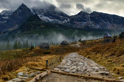 Fototapete Malerischer Blick auf Berggipfel im Nebel