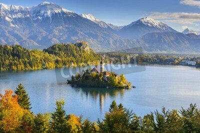 Fototapete Schloss am See in Gebirgen