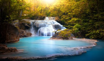 Fototapete Kleiner Wasserfall im Dschungel