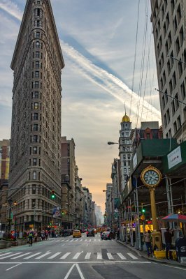 Poster NEW YORK CITY â € "CIRCA 2016: Das Flatiron-Gebäude steht zwischen Broadway und Fifth Avenue an einem belebten Samstag Abend in Manhattan, New York City. Das Flatiron-Gebäude ist ein 22-stöckiges Drei